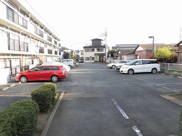 ダイヤファーストの駐車場