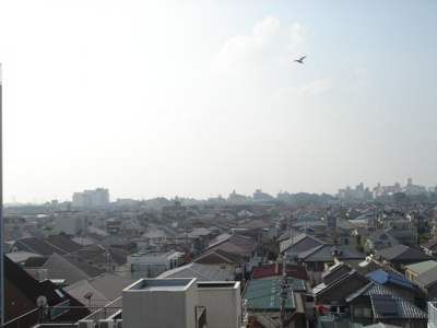 【展望】 | 藤和三鷹ホームズ | 東向きの眺めは良く、風通し、日当たりも良好。　三鷹通りと反対側なので、静かで窓を開けて過ごせます。