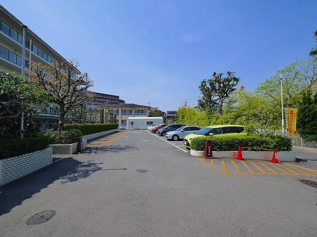 ローレルハイツあやめ池の駐車場|駐車スペースもあります