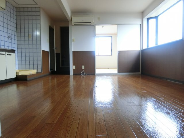 ラフィーネ2号館の居間・リビング