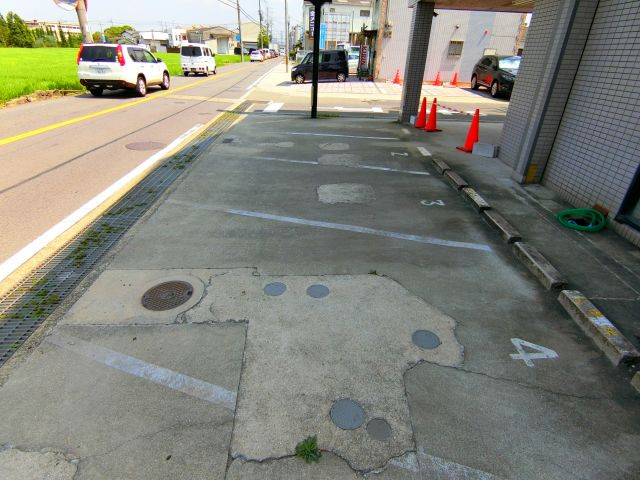 ラフィーネ2号館の駐車場