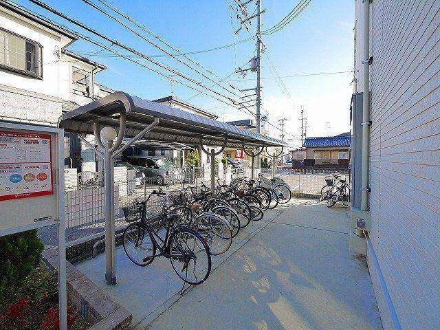 ガーデン・ヴィラ　Ａ棟のその他共用部分|屋根付きの駐輪場です