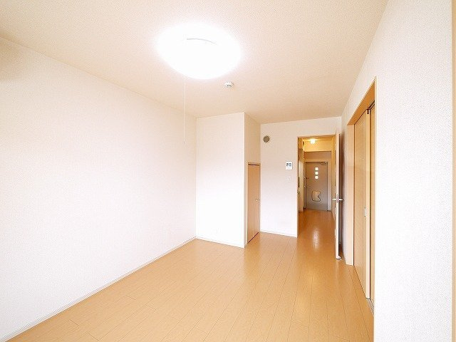 ガーデン・ヴィラ　Ａ棟の浴室|アクセントパネルがおしゃれな浴室