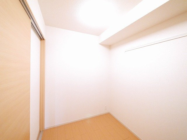 ガーデン・ヴィラ　Ａ棟の洋室|照明付きで初期費用が抑えられます