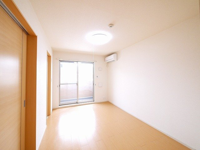 ガーデン・ヴィラ　Ａ棟の寝室|落ち着いた色調の洋室です