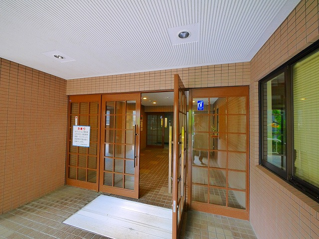 メゾンドール学園前西のエントランス