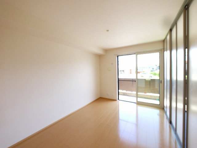 サンメゾンの居間・リビング|こちらのリビングで趣味の時間をお楽しみください