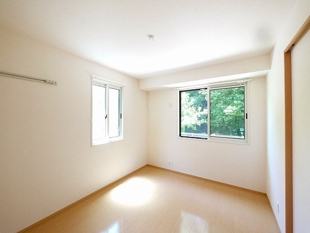 サンメゾンの洋室|明るい洋室です