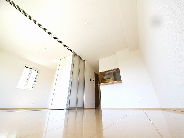 サンメゾンの居間・リビング|こちらのリビングで趣味の時間をお楽しみください