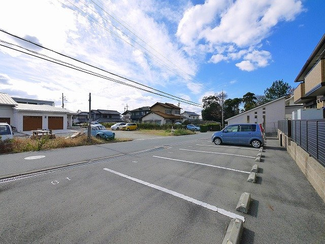 サンメゾンの駐車場|車をお持ちの方に嬉しい駐車場付きの物件です