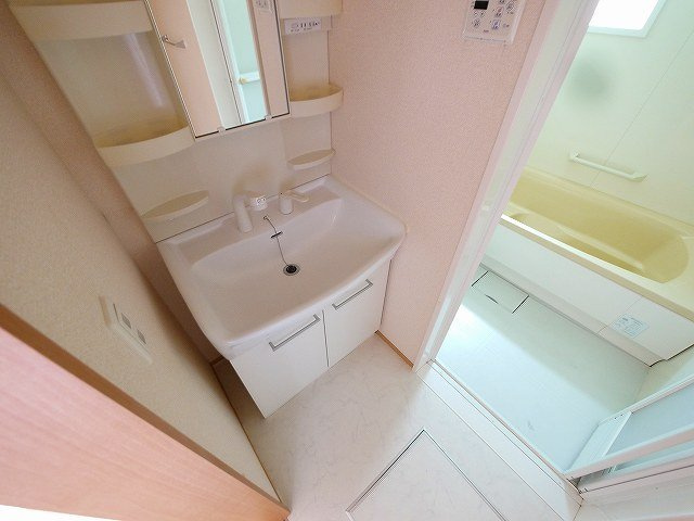 サンメゾンの洗面所|明るい洗面所です