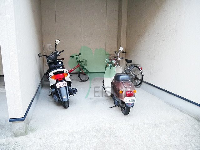 スカーレット箱崎の駐車場