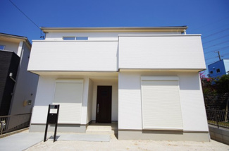 【外観】 | ２号棟　現地（2018年04月）撮影
堂々完成しました！東南角地陽当り良好です♪隣地との間隔も◎