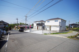 【前面道路含む現地写真】 | ２号棟　現地（2018年04月）撮影
人気の東南角地！東南方面からの風通しも良好です(^_-)-☆