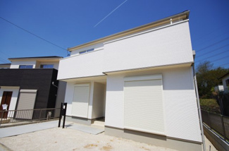 【外観】 | ２号棟　現地（2018年04月）撮影
緑豊かな閑静な住宅街です＾＾東側も市道に面しているので風通しも良好♪