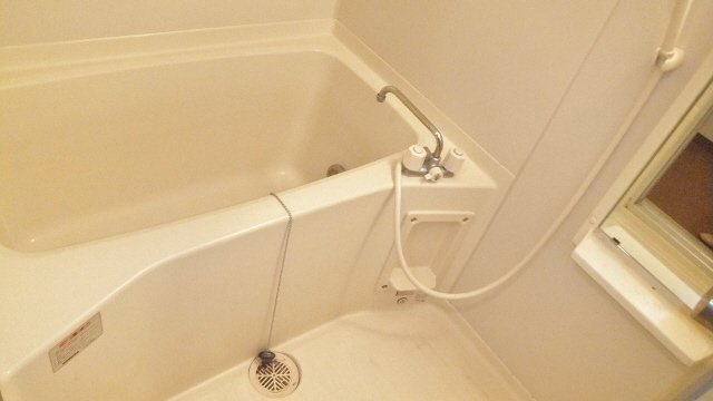 サニークレスト西船橋の浴室|鏡付きのお風呂です