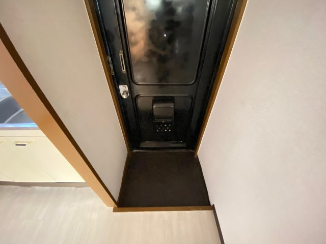 三津屋コーポの玄関