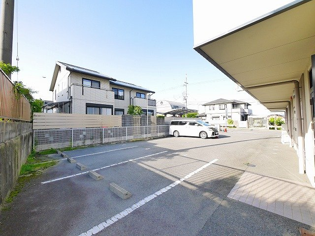 ドルフⅢの駐車場|駐車場があるので、車を買う予定の方も安心です