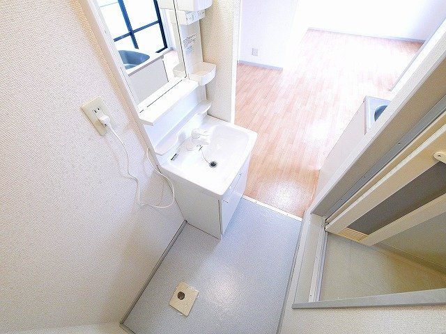 アルファ生駒の設備|明るい洗面所です