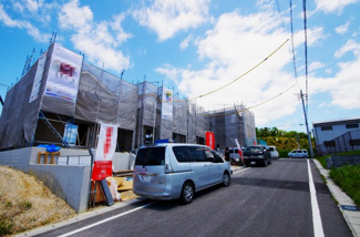 【前面道路含む現地写真】 | ２号棟　前面道路含む現地（2018年05月）撮影
1～3号棟は南東幅員6mの公道沿い。
道路の舗装がしっかりとされているのでベビーカーや自転車も快適に通行が可能。