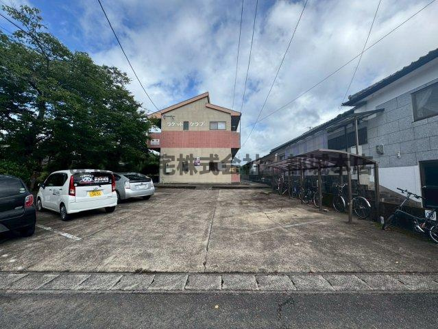 ラケットクラブの駐車場