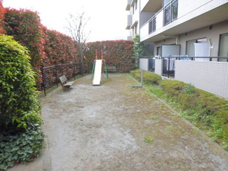 【その他共用部分】 | 敷地内に専用の公園があるので、小さなお子さまも安心して遊ばせられます♪気分転換にも最適ですね☆