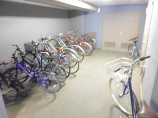 【その他共用部分】 | 屋内の駐輪場で雨が降っても大切な自転車が濡れなくてすみますね♪駅から自転車もおすすめです！