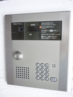【エントランス】 | 共用エントランスは不審者の侵入を未然に防ぐオートロック付き！夜やお出かけ時も安心です♪
