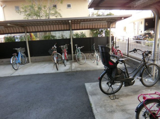 【その他共用部分】 | 屋根付きの駐輪場で雨が降っても大切な自転車が濡れなくてすみますね♪駅から自転車もおすすめです！