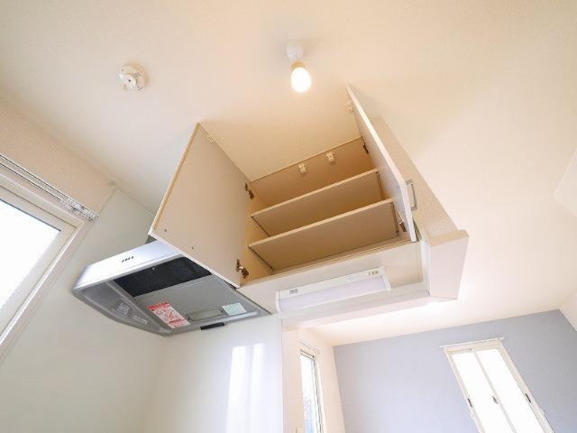 ラフィーネB（俵口町）のキッチン|キッチン上部の収納です