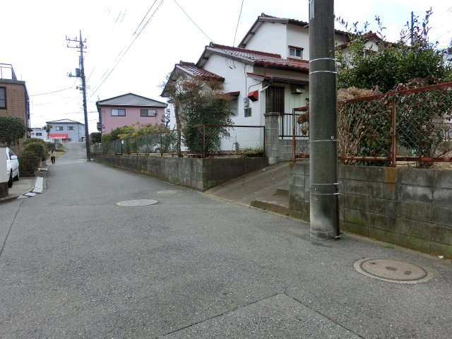 八千代市萱田町　売地　建築条件なしの前面道路含む現地写真