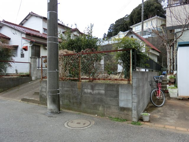 八千代市萱田町　売地　建築条件なしの前面道路含む現地写真