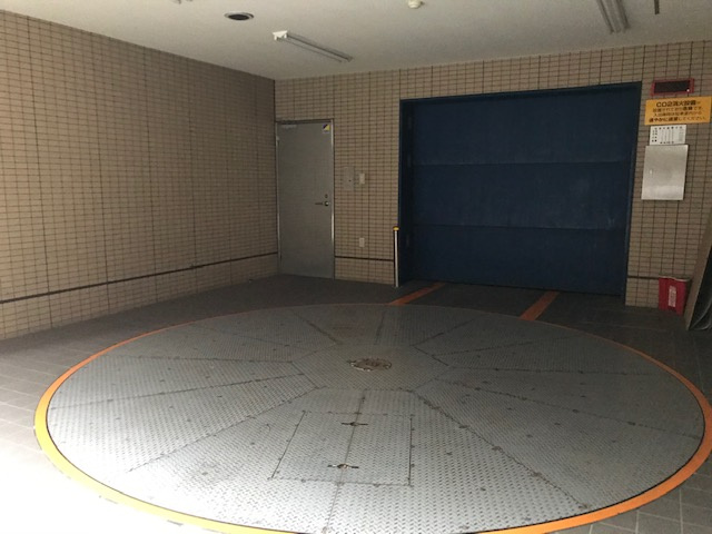 千洋ビルの駐車場