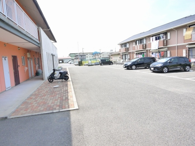 ワンルーフ10の駐車場|車をお持ちの方に嬉しい駐車場付きの物件です