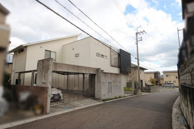 【前面道路含む現地写真】 | 大津市雄琴北1丁目21-21 建物内に中庭のある戸建て | 前面道路は幅員6ｍ