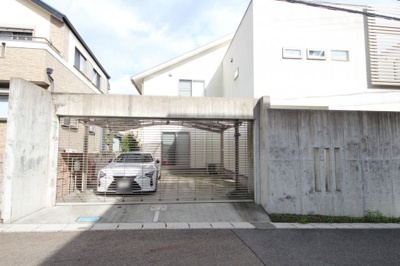 【駐車場】 | 大津市雄琴北1丁目21-21 建物内に中庭のある戸建て | 電動シャッターカーポート付駐車スペース