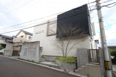 【外観】 | 大津市雄琴北1丁目21-21 建物内に中庭のある戸建て | 外観別角度