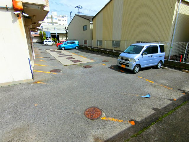 バルカン富田林の駐車場