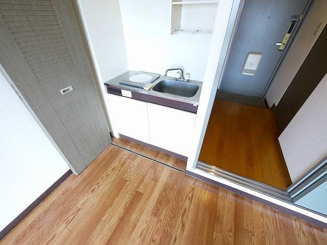 西本ビル（川原城町）のキッチン|コンパクトなキッチンで掃除もラクラク