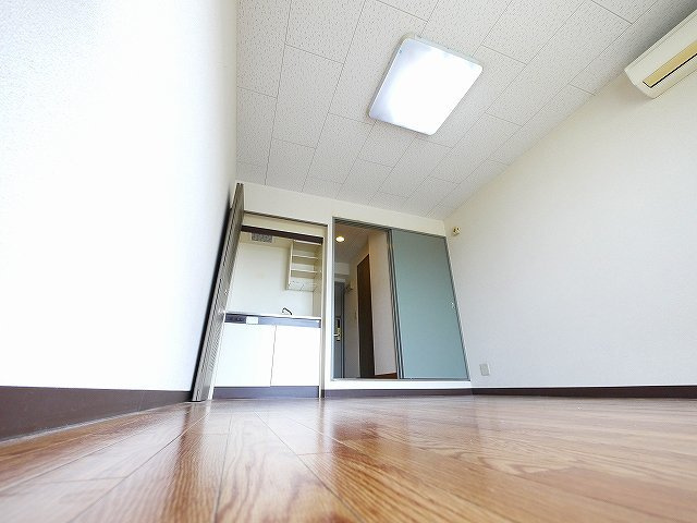 西本ビル（川原城町）の洋室|使い勝手のいい洋室です