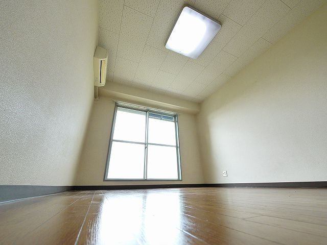 西本ビル（川原城町）の洋室|個人の部屋や寝室として使える洋室です