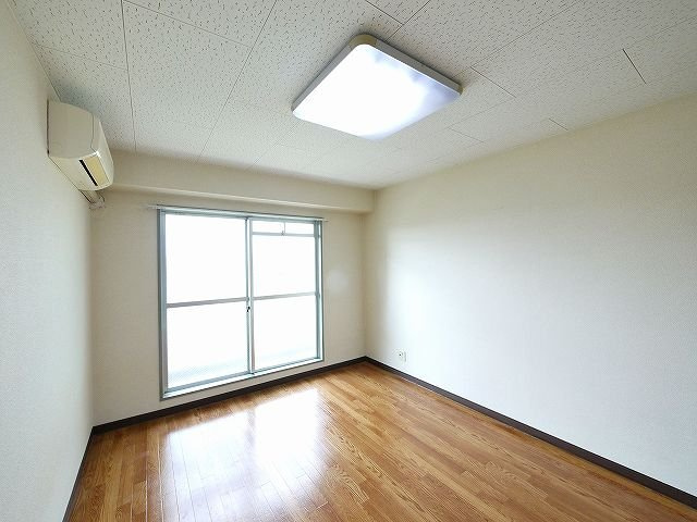 西本ビル（川原城町）の洋室|個人の部屋や寝室として使える洋室です