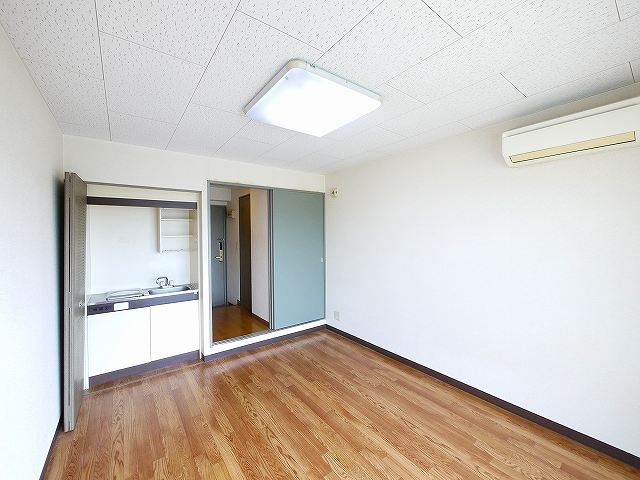 西本ビル（川原城町）の寝室|使い勝手のいい寝室です