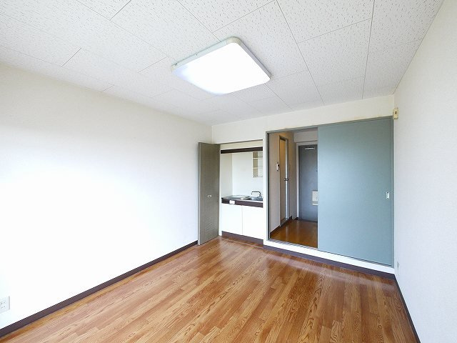 西本ビル（川原城町）の洋室|使い勝手のいい洋室です