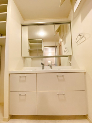 【洗面所】 | ラ・フェリーチェ | 角度の変えられる3面鏡付きの洗髪洗面化粧台です♪朝のバタバタに大活躍！お化粧する時にも便利☆