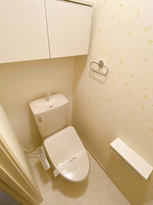 【トイレ】 | ラ・フェリーチェ | トイレは温水洗浄便座付き♪人気のバストイレ別です♪小物を置ける便利な棚やタオルハンガーも付いています♪