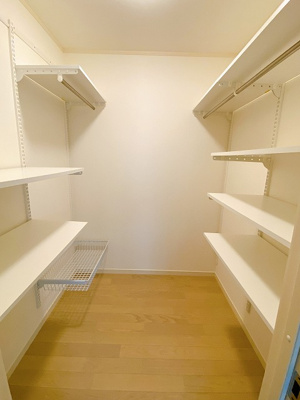 【収納】 | ラ・フェリーチェ | 洋室6.2帖のお部屋にあるウォークインクローゼットです♪たっぷり収納できてお洋服や荷物が多くてもお部屋すっきり☆