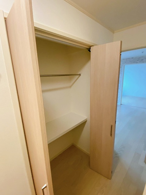 【収納】 | ラ・フェリーチェ | 玄関にあるクローゼットです！かさばりやすいコートなどもハンガー掛けができてすっきり片付きます♪