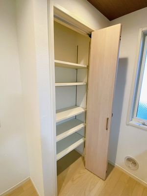 【収納】 | ラ・フェリーチェ | キッチンにあるパントリーです！食品・日用品の保存に便利ですよね☆