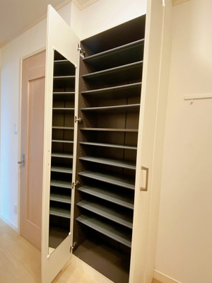 【玄関】 | ラ・フェリーチェ | 玄関横の収納スペースです！こちらにもお気に入りの靴もたっぷり収納できます☆全身ミラー付きでお出かけの時の身だしなみ確認もばっちり！